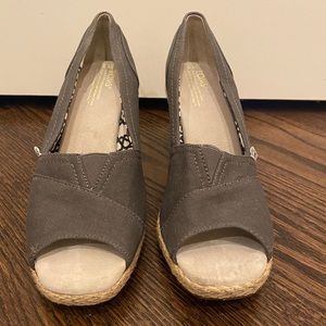 Toms Charcoal Wedges. Size 9. Woven platform.